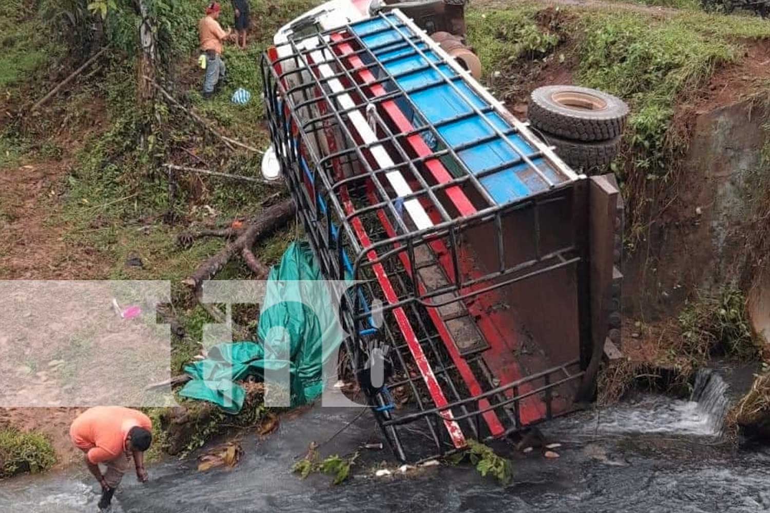 Foto: Camión queda volcado en El Rama /TN8