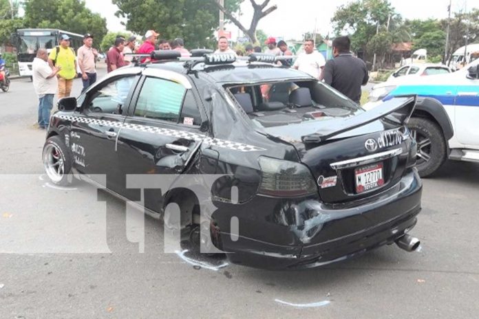 Foto: Imprudencia de taxista casi le cuesta la vida a motociclista en el sector de El Mayoreo/TN8