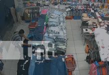 Foto: Robo captado en cámaras: joven sustrae pantalones en tienda de Juigalpa/TN8