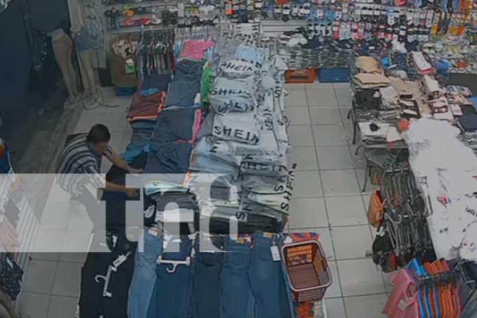 Foto: Robo captado en cámaras: joven sustrae pantalones en tienda de Juigalpa/TN8