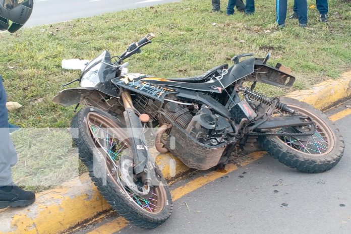 Foto: Motociclista se estrella contra vehículo en la carretera Masaya/ TN8