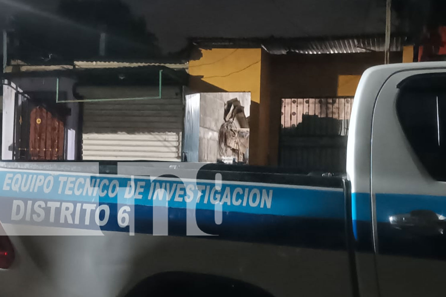 Foto: Un ciudadano de identidad desconocida fue encontrado sin vida en su hogar peritos de criminalística investigan el caso en Managua./TN8