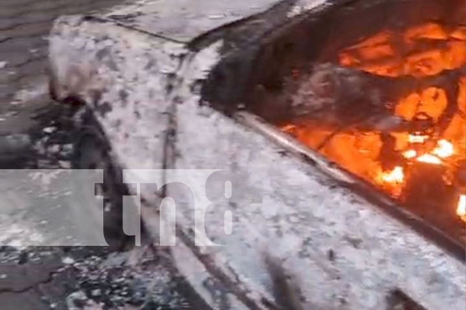 Foto:  Carro arde en llamas y queda vuelto cenizas en la Isla de Ometepe/ TN8