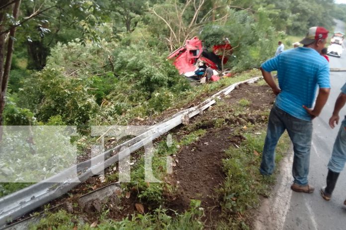 Foto: Cisterna con 5000 mil litros de leche se precipita a un abismo en Muy Muy/TN8