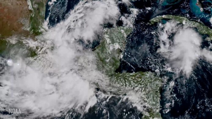 Foto: NOAA revela imágenes impactantes de rayos en huracanes peligrosos