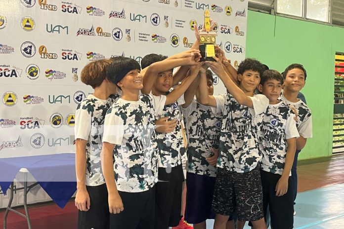 Foto: Equipos destacados reciben premios en el Torneo de Balonmano /TN8