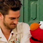 Foto: Andrew Garfield reflexiona sobre el duelo en emotiva charla con Elmo/ Cortesía