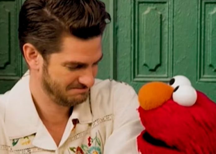 Foto: Andrew Garfield reflexiona sobre el duelo en emotiva charla con Elmo/ Cortesía