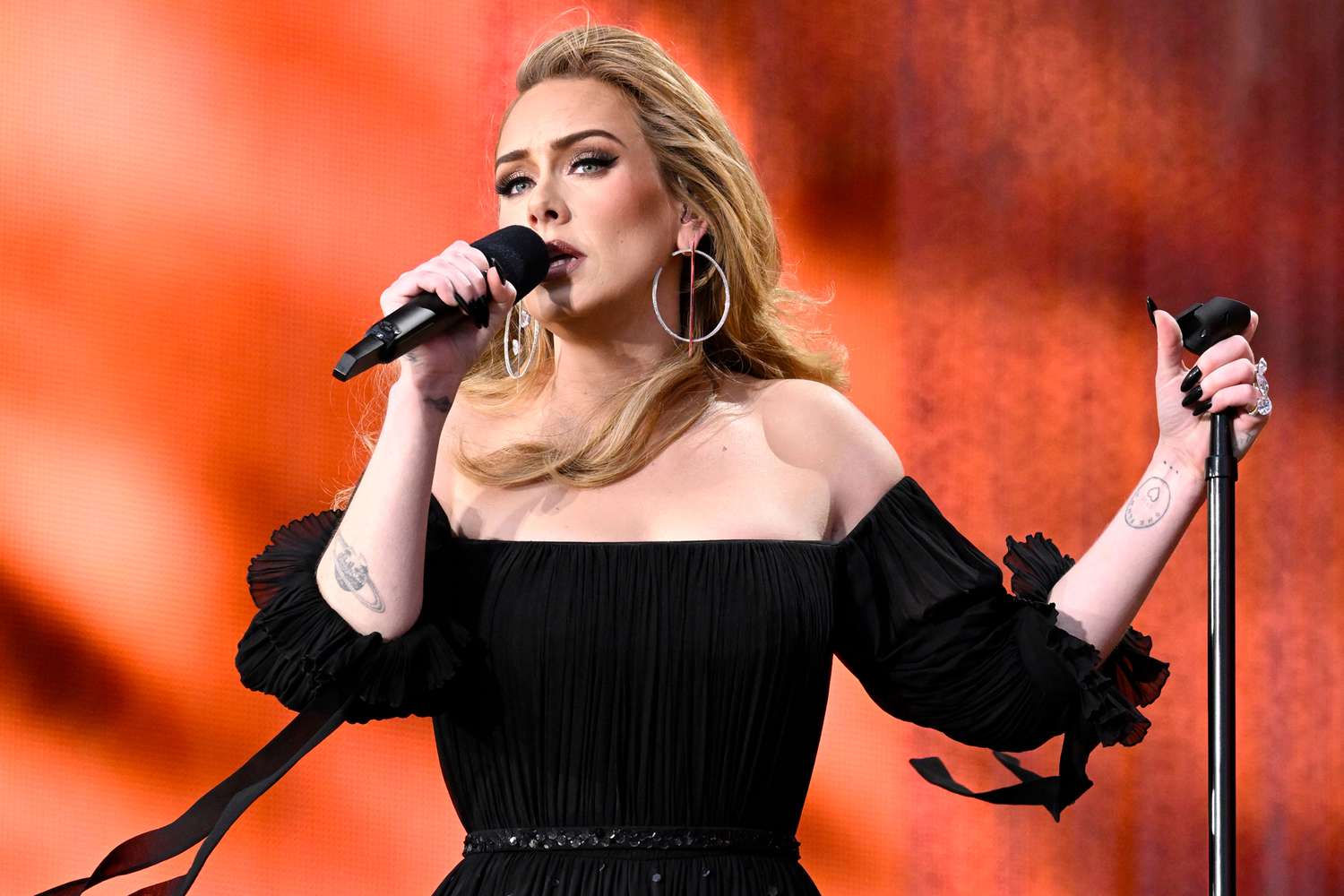 Foto: Adele enfrenta desafíos auditivos, pero sigue firme en su carrera