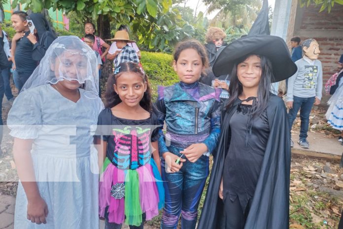 Foto: Chico Largo y el padre sin cabeza asustaron y divirtieron a grandes y chicos en el tradicional desfile de Altagracia/TN8