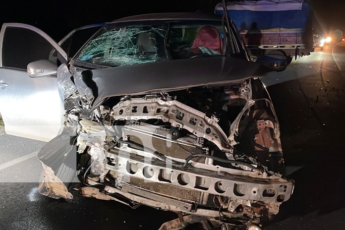 Foto: Fuerte accidente entre un camioncito y un carro en la carretera Juigalpa-Managua afortunadamente ambos conductores están vivos de milagro /TN8