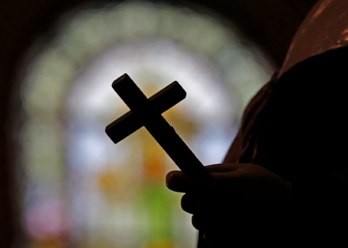 Foto: dos sacerdotes católicos y cinco propietarios de clubes nocturnos/Cortesía