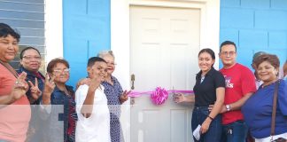 Foto: Familias de Chinandega reciben con alegría su casita /TN8