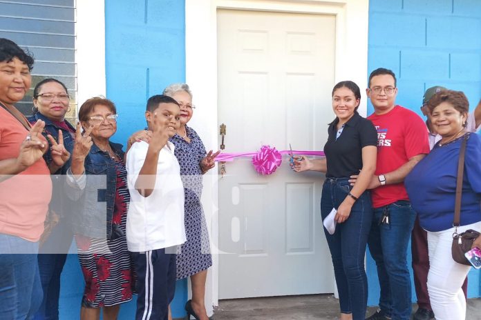 Foto: Familias de Chinandega reciben con alegría su casita /TN8