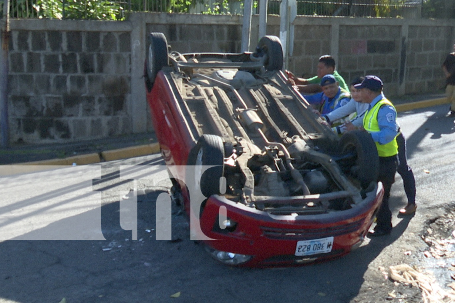 Foto: Irrespeto a luz roja deja un carro volcado /TN8