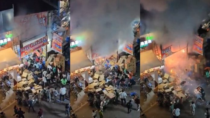 Foto: Incendio en tienda de fuegos artificiales en India provoca estampida y explosiones