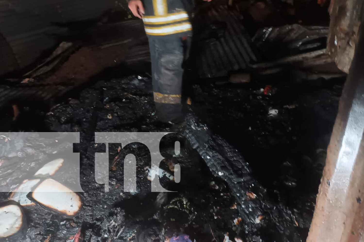 Foto: Hijo intenta quemar a su madre junto a la vivienda en el bo. Milagro de Dios/TN8