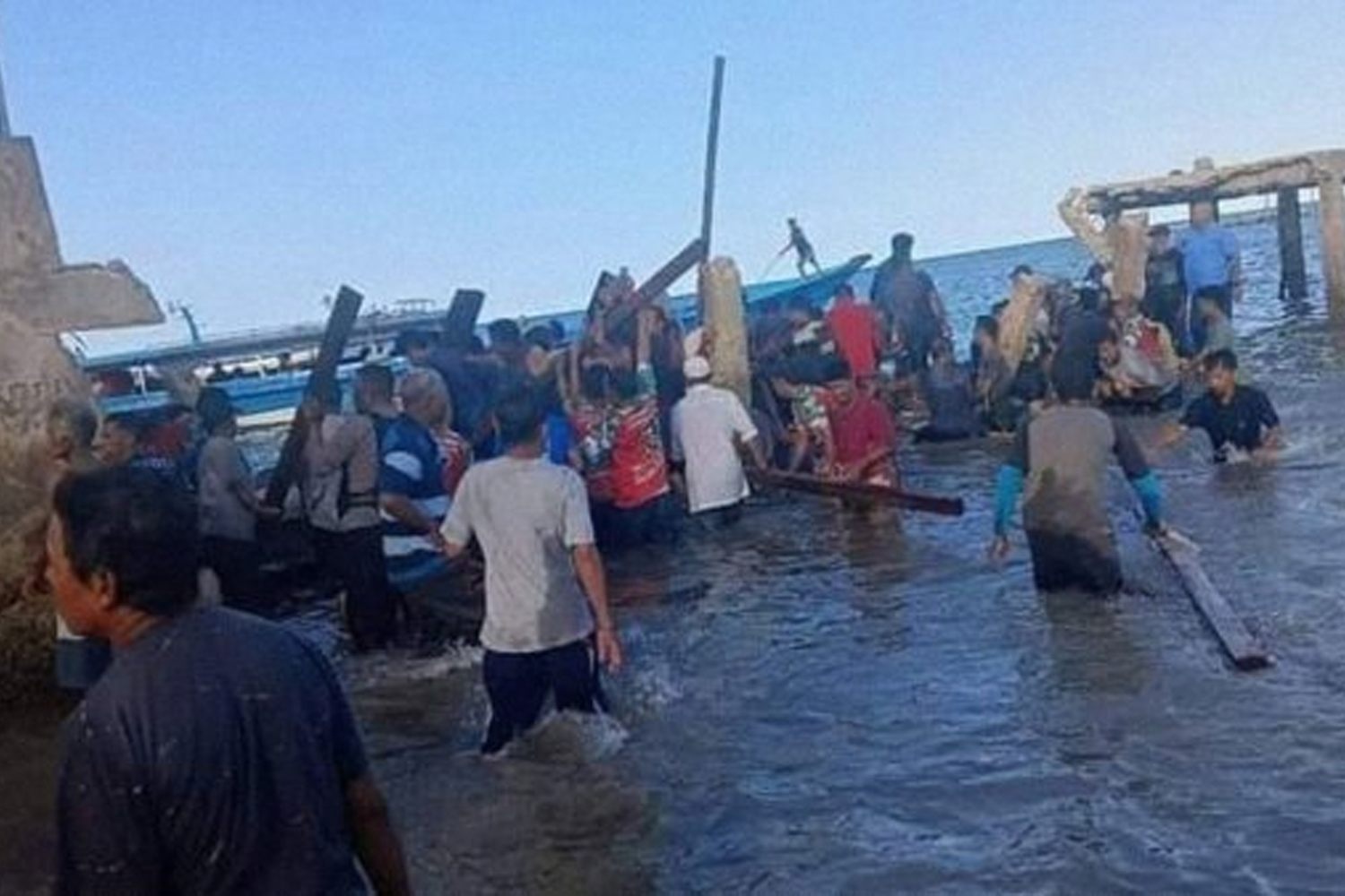 Foto: Varios muertos tras el colapso de un puente en Indonesia /Cortesía