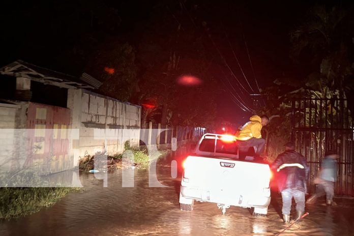 Foto: Bomberos y COMUPRED asisten a familias afectadas por las fuertes lluvias en Jalapa. Se reportan viviendas anegadas y daños en el casco urbano/TN8