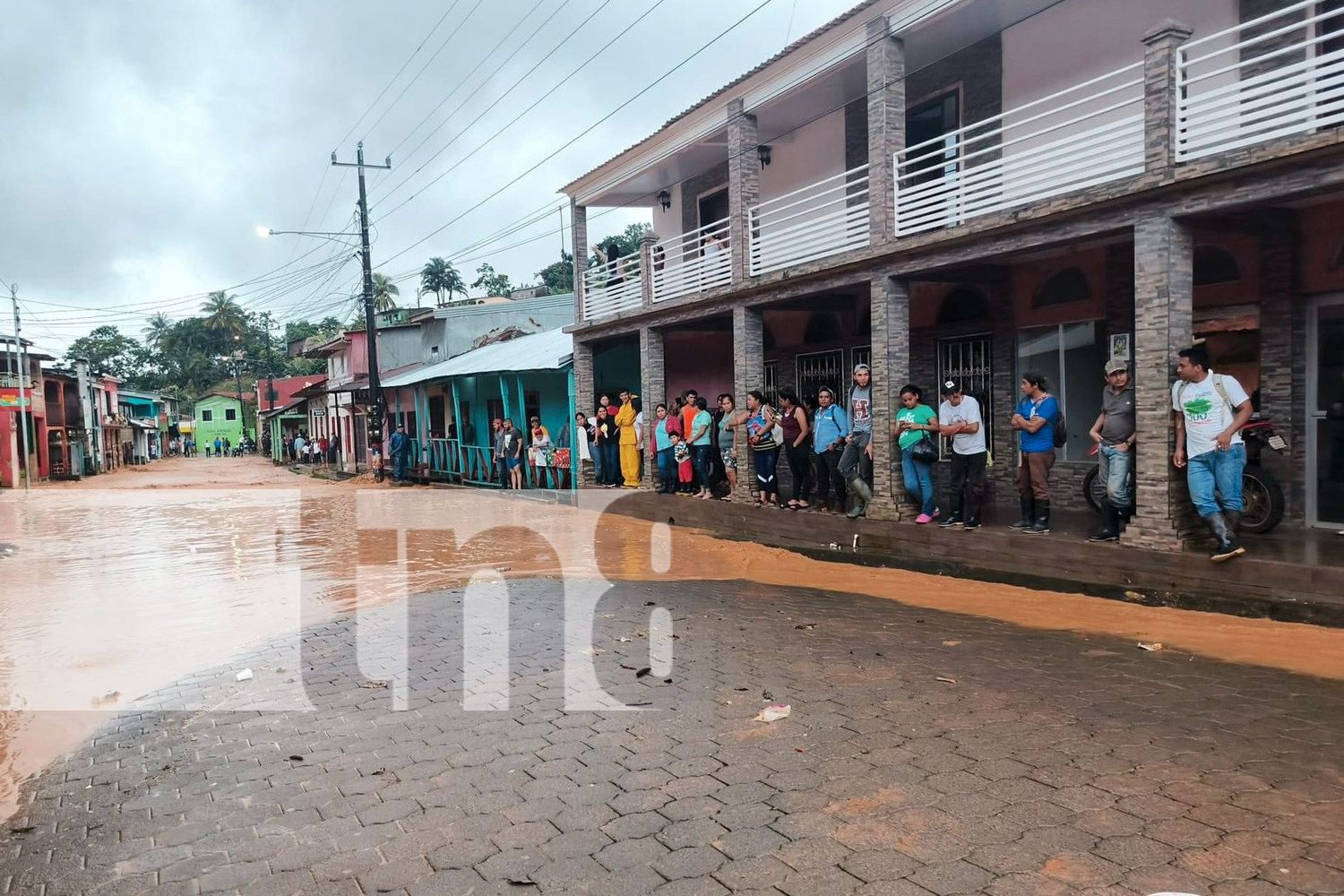 Foto: Autoridades y población se activan para la limpieza tras una hora de lluvias intensas que provocaron inundaciones en Santo Domingo/TN8