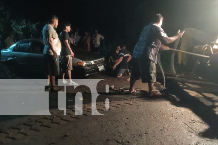 Foto: Padre e hijo arrastrados por la corriente en San José de Las Cañadas, Managua. Fueron rescatados y trasladados al hospital/TN8