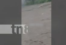 Foto:Intensa lluvia que azotó el sector de Sábana Grande, dejó grandes estragos y escenas impactantes que fue captada en video/TN8