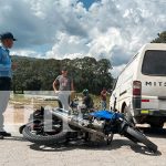 Foto: Un giro en U provocó un choque entre un microbús y una motocicleta en el sector 7 de Jalapa. La policía ya investiga el accidente/TN8