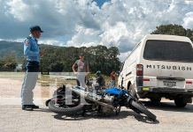 Foto: Un giro en U provocó un choque entre un microbús y una motocicleta en el sector 7 de Jalapa. La policía ya investiga el accidente/TN8