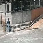 Foto: Captado en video: dos sujetos armados en motocicleta asaltan a una mujer en San Fernando, Policía Nacional tras la pista de estos delincuentes/TN8