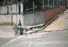 Foto: Captado en video: dos sujetos armados en motocicleta asaltan a una mujer en San Fernando, Policía Nacional tras la pista de estos delincuentes/TN8