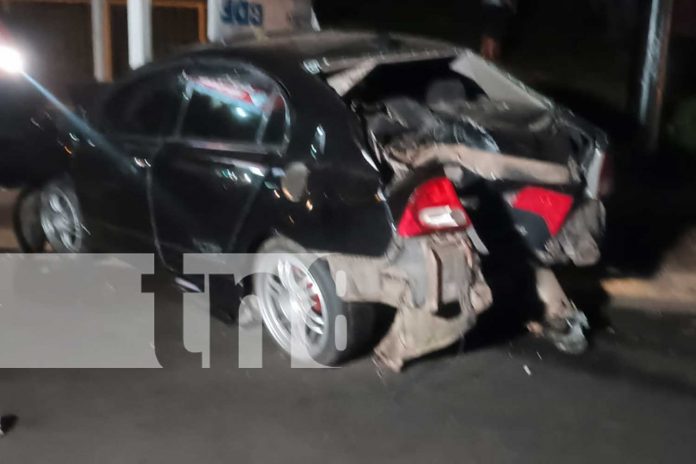 Foto:¿Rapido y Furioso en Managua? Carrera ilegal termina en choque brutal contra poste y parada de buses , 3 motociclistas en el hospital/TN8