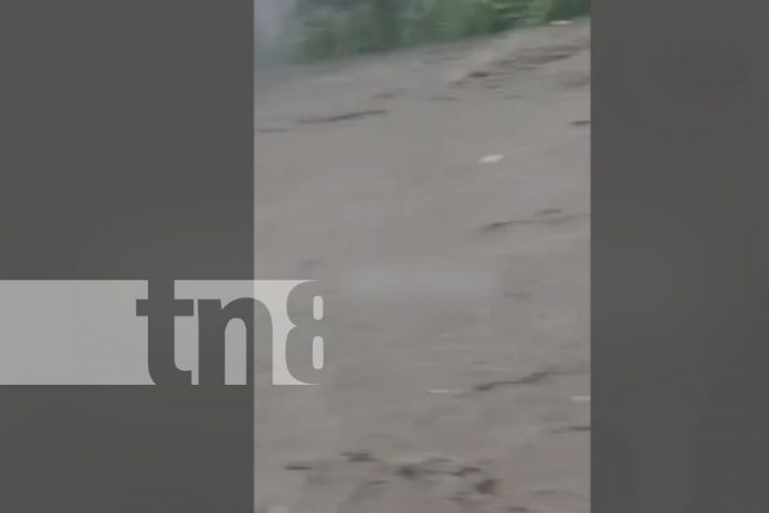 Foto:Intensa lluvia que azotó el sector de Sábana Grande, dejó grandes estragos y escenas impactantes que fue captada en video/TN8