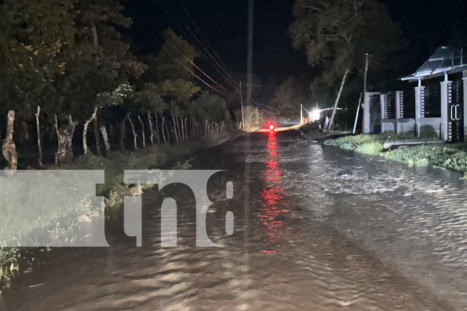 Foto: Bomberos y COMUPRED asisten a familias afectadas por las fuertes lluvias en Jalapa. Se reportan viviendas anegadas y daños en el casco urbano/TN8