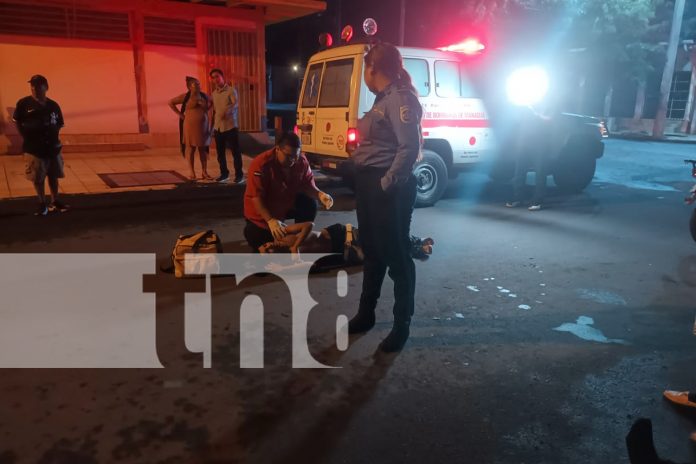 Foto: Policía Nacional investiga accidente en Managua. Conductor de caponera y su acompañante heridos tras chocar contra un poste / TN8