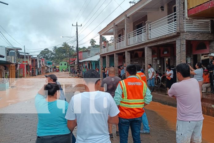 Foto: Autoridades y población se activan para la limpieza tras una hora de lluvias intensas que provocaron inundaciones en Santo Domingo/TN8