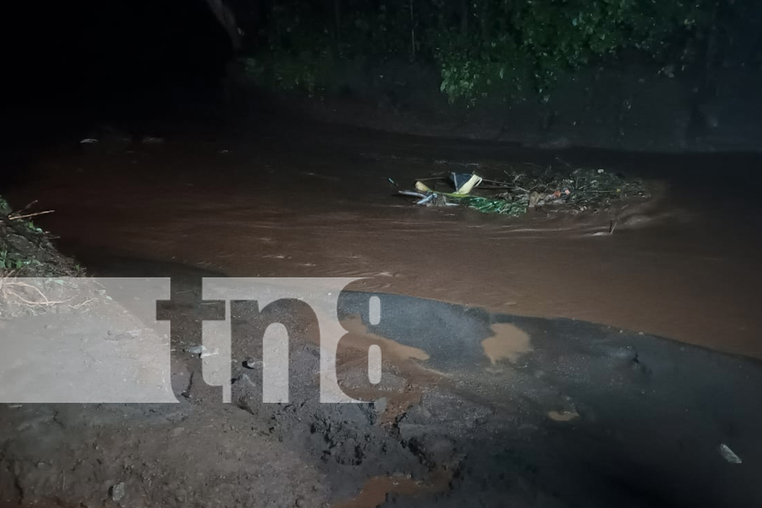 Foto: Padre e hijo arrastrados por la corriente en San José de Las Cañadas, Managua. Fueron rescatados y trasladados al hospital/TN8