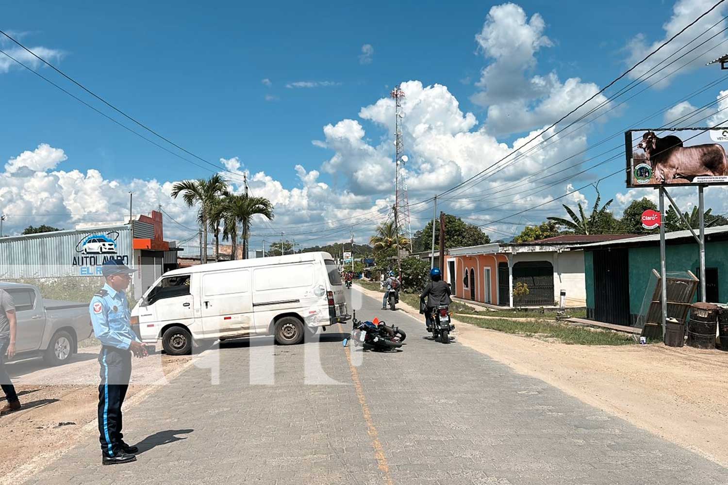 Foto: Un giro en U provocó un choque entre un microbús y una motocicleta en el sector 7 de Jalapa. La policía ya investiga el accidente/TN8