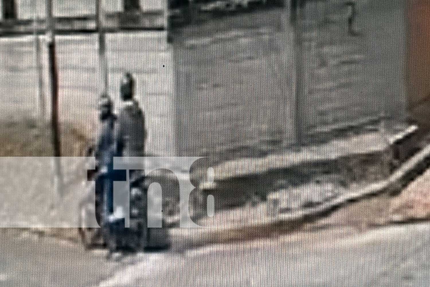 Foto: Captado en video: dos sujetos armados en motocicleta asaltan a una mujer en San Fernando, Policía Nacional tras la pista de estos delincuentes/TN8