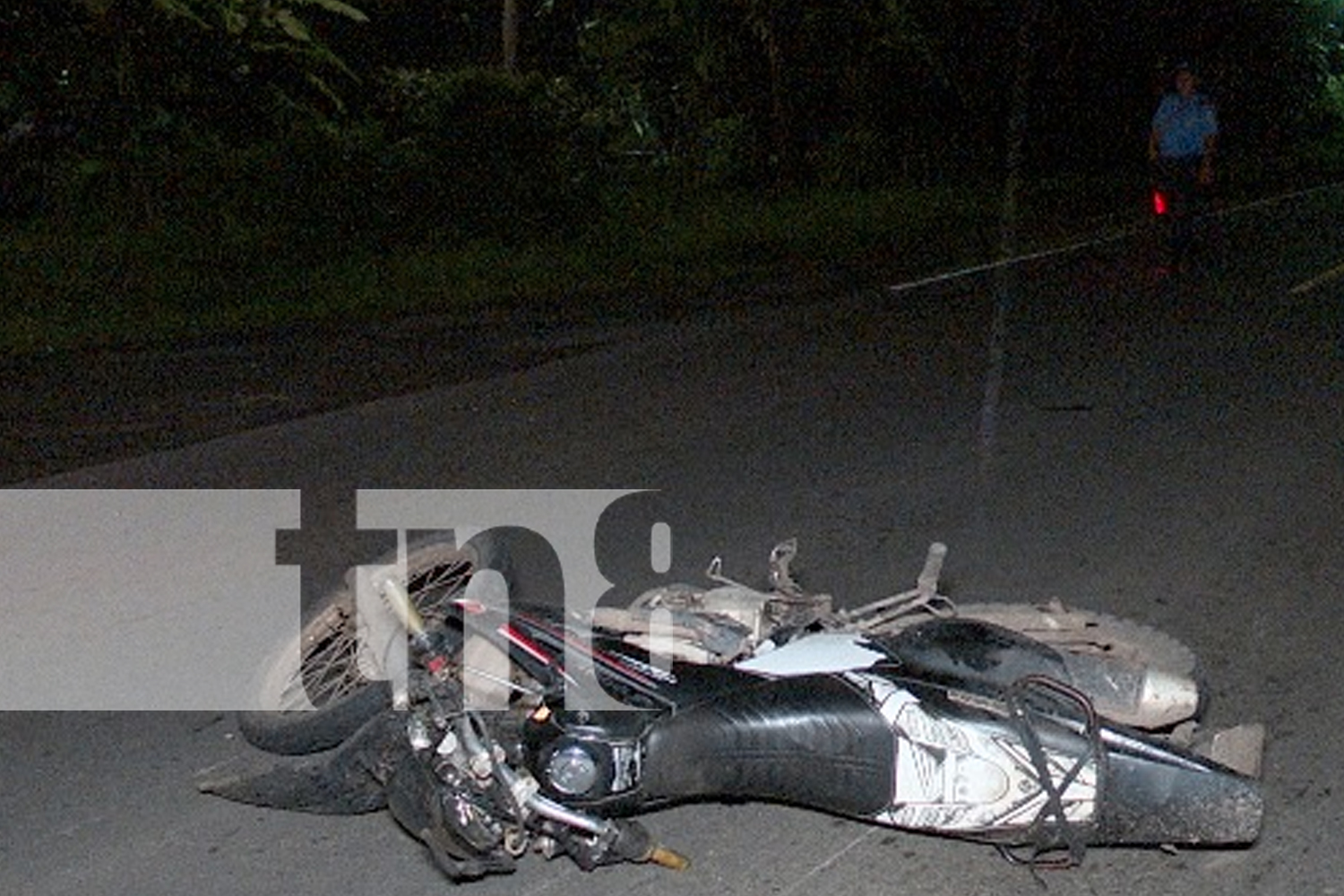 Foto: Un motociclista resultó gravemente herido, luego de impactar contra un camión que se disponía a entrar a un establecimiento cercano./TN8