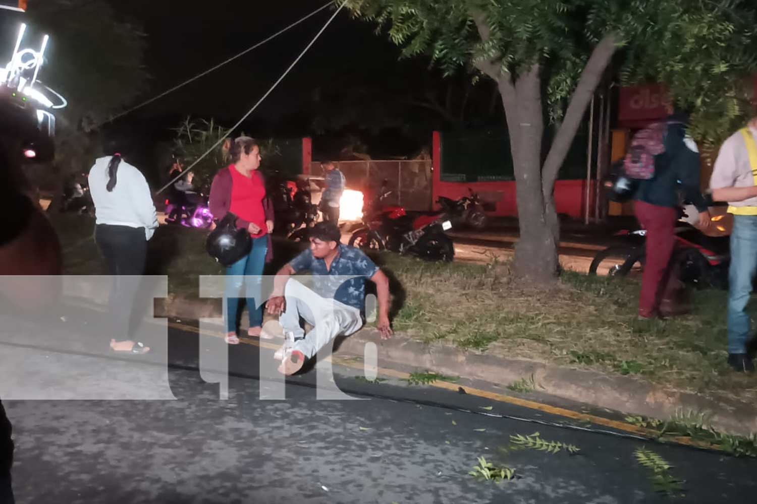 Foto:¿Rapido y Furioso en Managua? Carrera ilegal termina en choque brutal contra poste y parada de buses , 3 motociclistas en el hospital/TN8