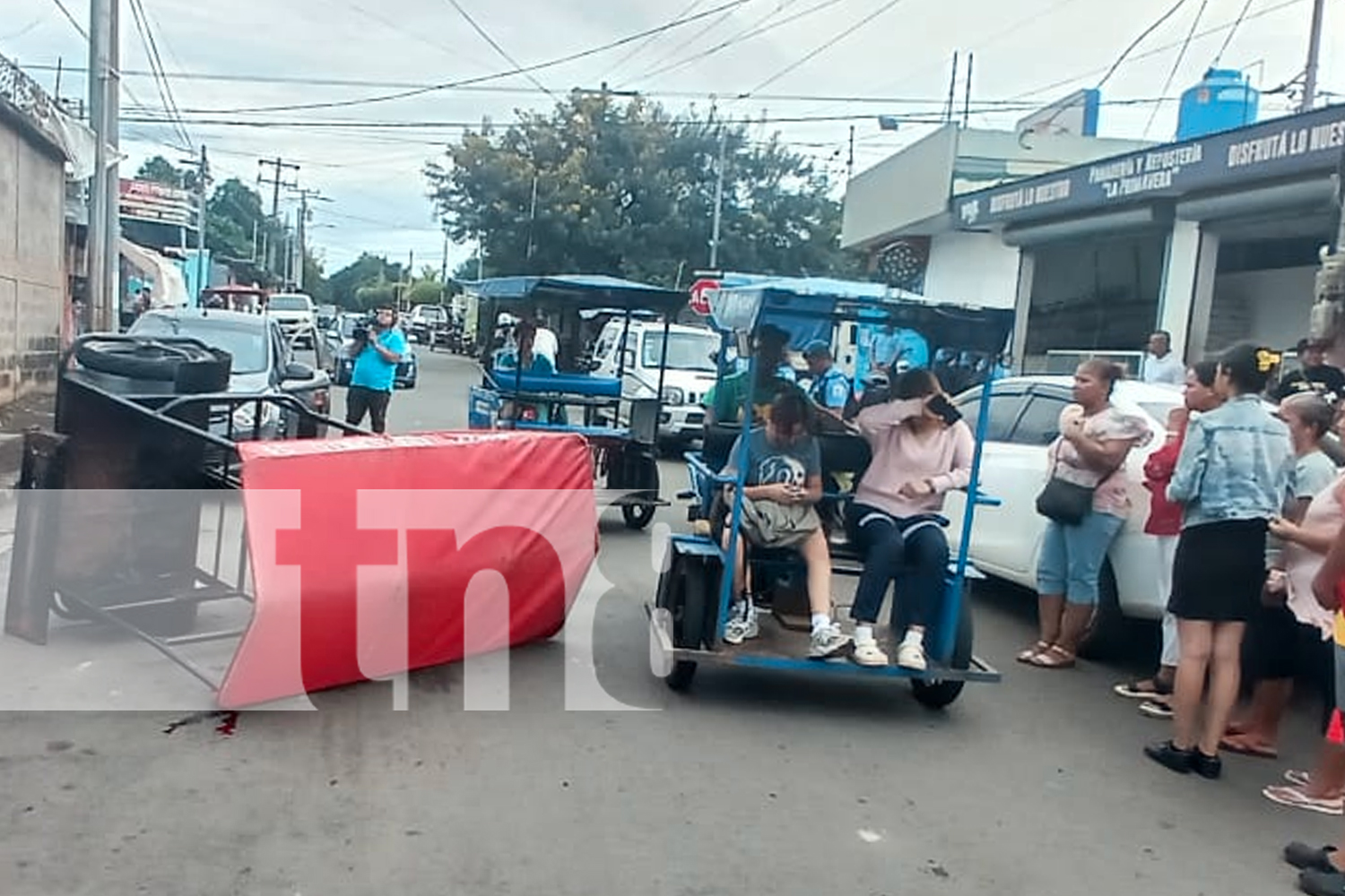 Foto: A tan solo 3 cuadras de llegar a su vivienda en el barrio La Primavera, la señora Marileth Ruiz Rocha, resultó con un trauma craneal/TN8