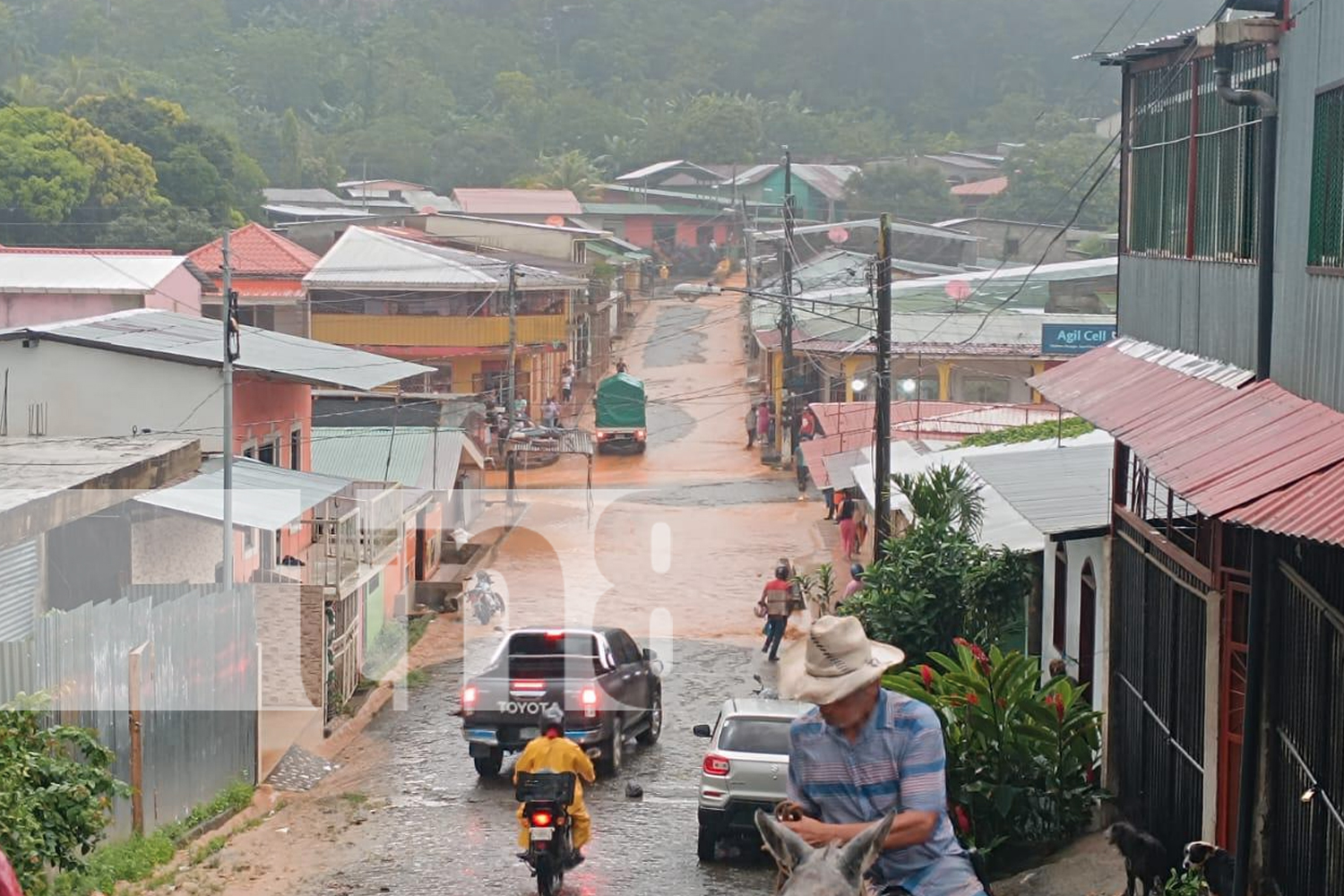 Foto: Autoridades y población se activan para la limpieza tras una hora de lluvias intensas que provocaron inundaciones en Santo Domingo/TN8