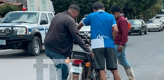 foto:Un joven motociclista fue impactado por una camioneta en Juigalpa. Maneja con precaución y evita accidentes/TN8