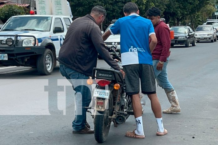 foto:Un joven motociclista fue impactado por una camioneta en Juigalpa. Maneja con precaución y evita accidentes/TN8