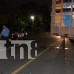 Foto: Un motociclista resultó gravemente herido, luego de impactar contra un camión que iba a entrar a un establecimiento cercano en Tipitapa../TN8