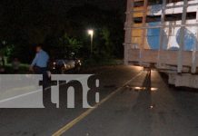 Foto: Un motociclista resultó gravemente herido, luego de impactar contra un camión que iba a entrar a un establecimiento cercano en Tipitapa../TN8