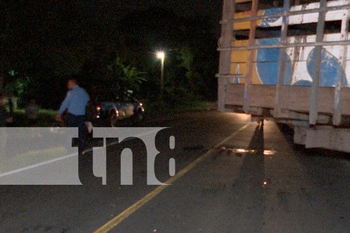 Foto: Un motociclista resultó gravemente herido, luego de impactar contra un camión que iba a entrar a un establecimiento cercano en Tipitapa../TN8