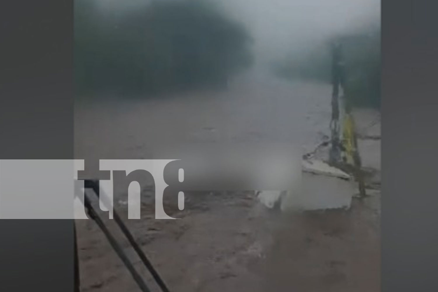 Foto:Intensa lluvia que azotó el sector de Sábana Grande, dejó grandes estragos y escenas impactantes que fue captada en video/TN8 