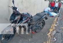 Foto: Un motociclista perdió la vida al chocar fuertemente contra un poste cerca de la rotonda El Periodista en Managua/TN8