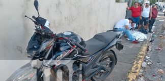 Foto: Un motociclista perdió la vida al chocar fuertemente contra un poste cerca de la rotonda El Periodista en Managua/TN8